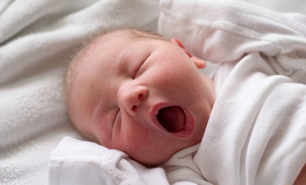 trẻ bị nghẹt mũi khó thở khi ngủ