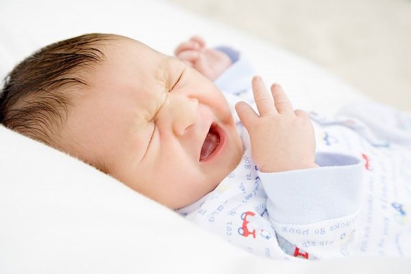trẻ sơ sinh bị ngạt mũi lâu ngày