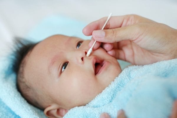 vệ sinh mũi cho trẻ sơ sinh bằng tăm bông