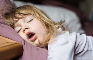 trẻ thở bằng miệng khi ngủ