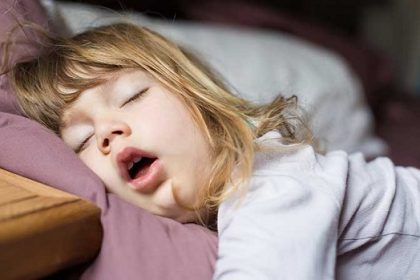 trẻ thở bằng miệng khi ngủ