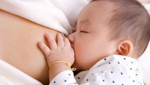trẻ sơ sinh thở khò khè khi bú mẹ