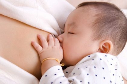 trẻ sơ sinh thở khò khè khi bú mẹ