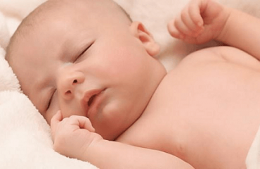 Trẻ sơ sinh thở mạnh khi ngủ