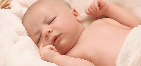 trẻ sơ sinh thở mạnh khi ngủ