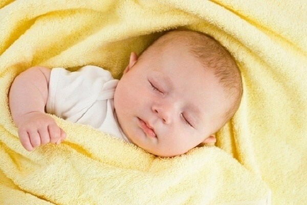 trẻ sơ sinh thở mạnh khi ngủ