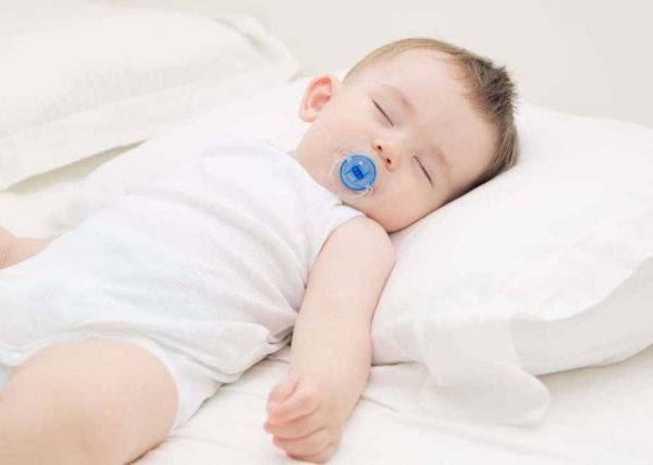 Trẻ bị ho nên nằm ngủ tư thế nào